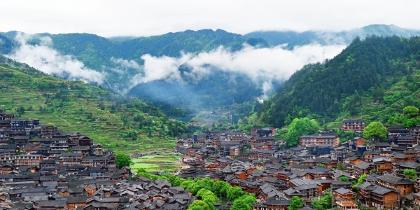 跟着贵州文旅推荐官打卡多彩贵州丨当拦门酒遇上云海秘境，解锁西江千户苗寨双面魅力